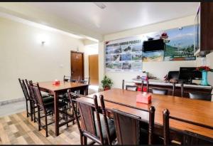 uma sala de jantar com mesa e cadeiras de madeira em Hotel The Lake em Pokhara