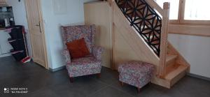 una silla con una almohada junto a una escalera en Domek Na Południe przy Wyciagu Remiaszów, en Białka Tatrzanska
