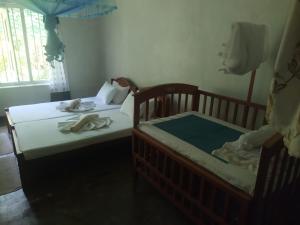 Postel nebo postele na pokoji v ubytování Weeragiri home stay