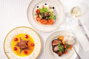 Comida en o cerca de este hotel
