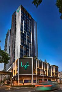 新加坡lyf Farrer Park Singapore的一栋侧面有 anazon 标志的建筑