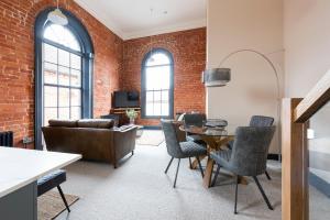 una sala de estar con una pared de ladrillo en The Old Chapel Apartments, en Edwinstowe