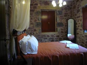 Кровать или кровати в номере Xenonas Thalis