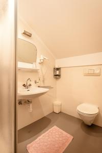 A bathroom at Hotel Klammer Még 37 kép