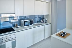 Кухня или мини-кухня в Dream Inn Apartments - Index Tower
