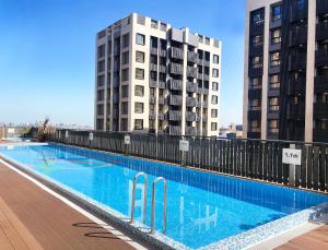 a large swimming pool on top of a building at Hotel Kuva Chateau in Zhongli