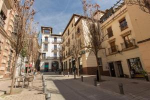 pusta ulica w mieście z budynkami w obiekcie Apartamento Calle Varela Centro w Grenadzie +7 zdjęć