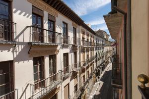 alejka w mieście z balkonami na budynkach w obiekcie Apartamento Calle Varela Centro w Grenadzie