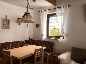 上斯陶芬的住宿－Appartement Nr 19, Alpenappartementhaus, Oberstaufen-Steibis, Allgäu，一间带桌子和窗户的用餐室