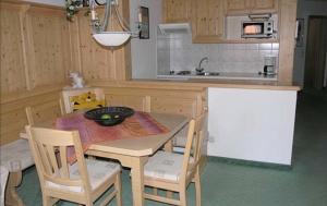 上斯陶芬的住宿－Ferienwohnung Nr 18, Golf- und Ski-Residenz, Oberstaufen-Steibis, Allgäu，厨房配有桌椅