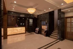 Lobby o reception area sa The Madras Grand