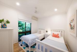Katil atau katil-katil dalam bilik di Beach House on Main - Airlie Beach