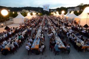a large crowd of people sitting at long tables at Domaine à Marmande in Berdoues +60 photos