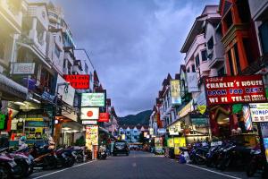 una calle de la ciudad con muchas señales en los edificios en Star Guesthouse, en Patong Beach