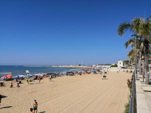 una playa con mucha gente en ella en Agriturismo Al Casale, en Donnafugata