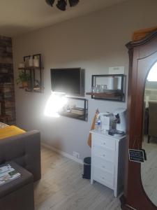 TV a/nebo společenská místnost v ubytování B&B Le Jardin