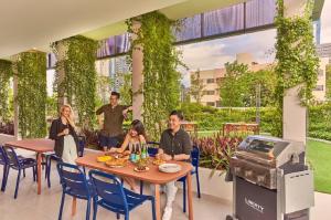 新加坡lyf Farrer Park Singapore的一群人坐在庭院的桌子上 更多8张照片