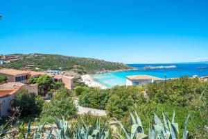 vista su una spiaggia e sull'oceano di Rena Bianca 7 a Santa Teresa di Gallura