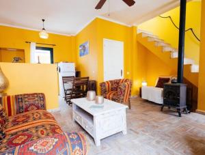 Una sala de estar con un sofá y una estufa. en Casinha Canal - Beautifully restored Moroccan inspired townhouse in Lagos historic centre, en Lagos