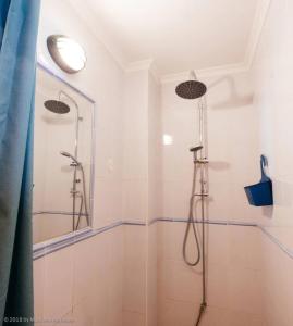Un baño con ducha con puerta de cristal. en Casinha Canal - Beautifully restored Moroccan inspired townhouse in Lagos historic centre, en Lagos 30 fotos más