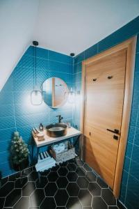 W łazience znajduje się umywalka i lustro. w obiekcie Harmony Villa Lupeni Straja w mieście Lupeni