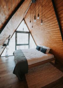 Ein Bett oder Betten in einem Zimmer der Unterkunft Harmony Villa Lupeni Straja