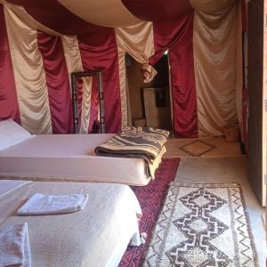 Postel nebo postele na pokoji v ubytování Chegaga Berber Camps