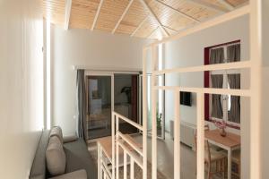 un soggiorno con divano e tavolo di Ether Loft Suites ad Atene