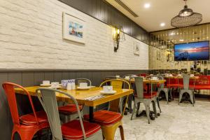 A restaurant or other place to eat at La Porte de Taksim