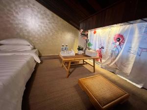 um quarto com uma cama, uma mesa e uma cortina em Flypod . Kinabalu Mt Lodge em Ranau