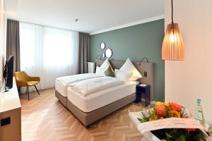 Postel nebo postele na pokoji v ubytování Bethel Hotel zum Weinberg