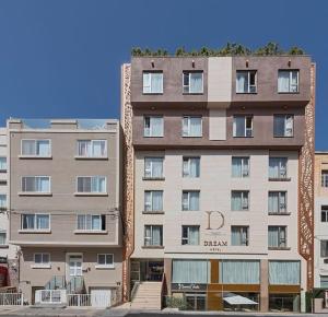 un edificio de apartamentos alto con un cartel. en InStyle Aparthotel, en San Julián