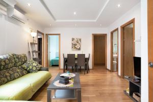 salon z kanapą i stołem w obiekcie Apartamento Sol - Sólo Familias w mieście Conil de la Frontera