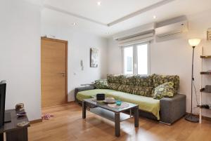 salon z kanapą i stołem w obiekcie Apartamento Sol - Sólo Familias w mieście Conil de la Frontera