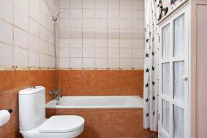 łazienka z toaletą i wanną w obiekcie Apartamento Sol - Sólo Familias w mieście Conil de la Frontera