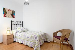 Łóżko lub łóżka w pokoju w obiekcie Apartamento Sol - Sólo Familias