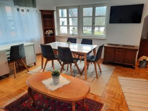 a dining room with a table and chairs at Ferienwohnung -Main- Ruheplatz am Wasser in Langenprozelten