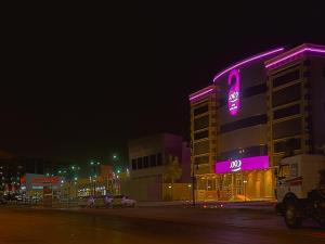 リヤドにあるDome El Nozhaの夜にネオンサインが点灯している建物