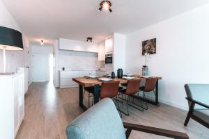 a kitchen and dining room with a table and chairs at Appartement Godderis I, 9de verdieping in Blankenberge
