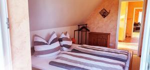 1 Schlafzimmer mit 2 Betten und gestreiften Kissen in der Unterkunft Ruschmeyer in Soltau