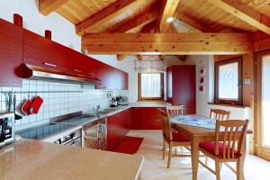 Кухня или мини-кухня в Mansarda con giardino Val di Sole Trentino
