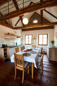 cocina con mesa y sillas en una habitación en Barokní kaplanka 1796 A. D. - luxusní apartmány v Českém ráji, en Železný Brod