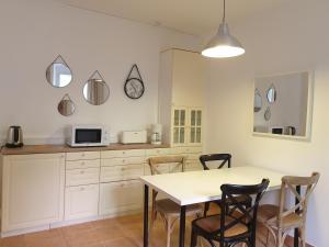 Kuchyň nebo kuchyňský kout v ubytování Appartements de l'Eglise