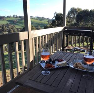 巴林巴林尔普海维欧木屋的露台上放着两杯葡萄酒和一盘食物。 更多42张照片