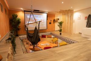 Una habitación con una hamaca en una habitación en Capsule Marrakech I Chicha I Sauna I Balnéo I Console PS5 I Cinéma en Trith-Saint-Léger