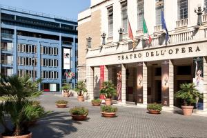 una calle frente a un edificio con macetas en iQ Hotel Roma, en Roma