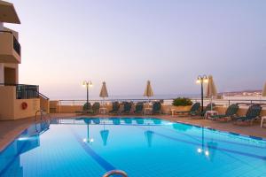Bazén v ubytování Radamanthy's Hotel Apartments nebo v jeho okolí