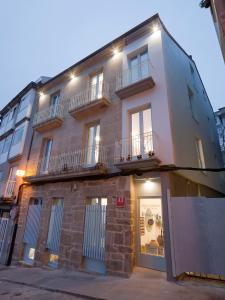 un edificio con ventanas y balcones en una calle en Apartamentos Turísticos As Burgas 6 by Bossh Hotels, en Ourense