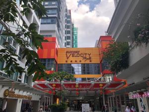 um edifício com uma placa no meio de uma rua em Bella Maison @ Sunway Velocity 中文房东 em Kuala Lumpur