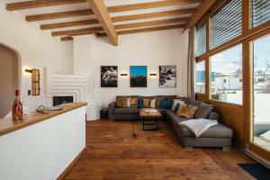 A seating area at Serfaus Alpensuites